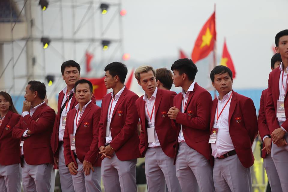 Hành động cực dễ thương của Công Phượng, Đức Chinh tại chảo lửa Mỹ Đình