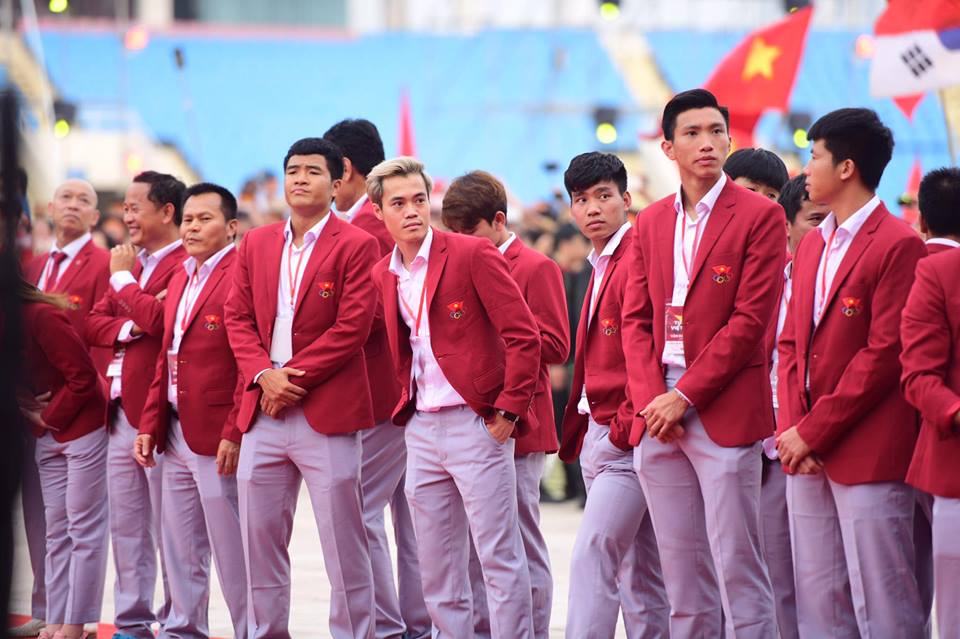 Hành động cực dễ thương của Công Phượng, Đức Chinh tại chảo lửa Mỹ Đình