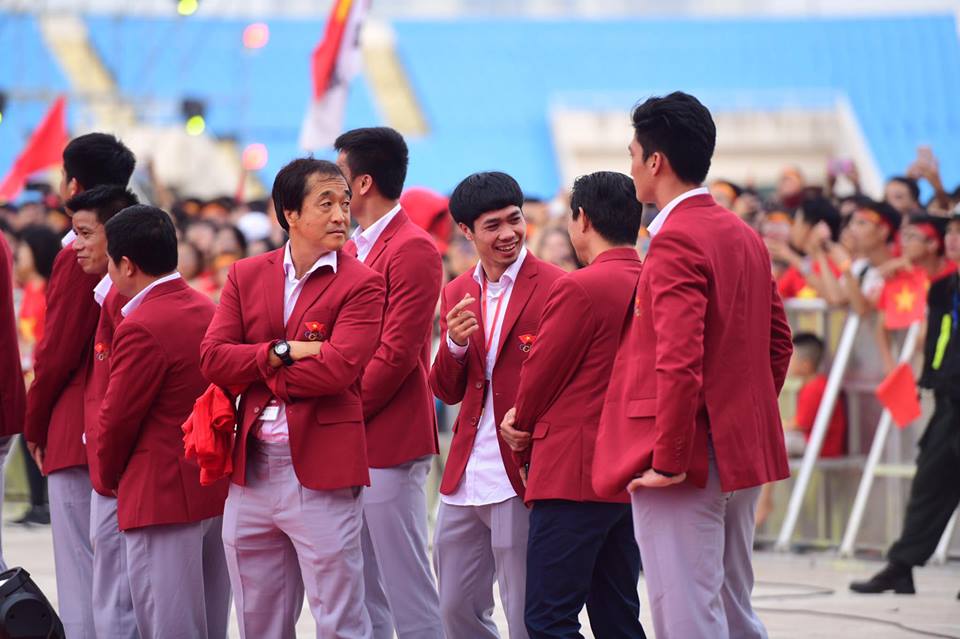 Hành động cực dễ thương của Công Phượng, Đức Chinh tại chảo lửa Mỹ Đình