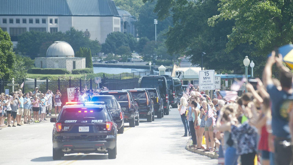 Hành trình cuối cùng của John McCain - an nghỉ cạnh người bạn thân