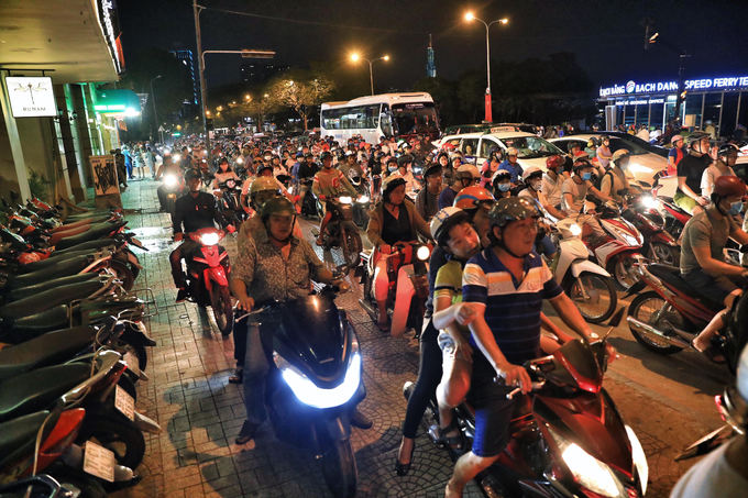 Trung tâm Sài Gòn kẹt cứng đêm Quốc khánh