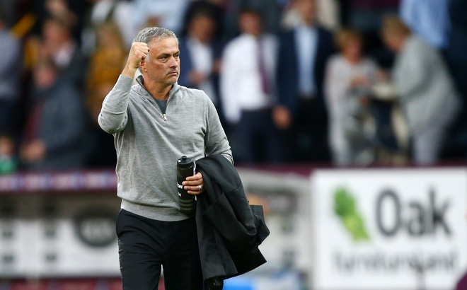 Man United thắng trận, Mourinho khiến fan ngỡ ngàng với hành động chưa từng có