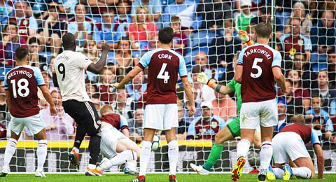 Lukaku lập cú đúp, M.U tạm thoát cơn khủng hoảng