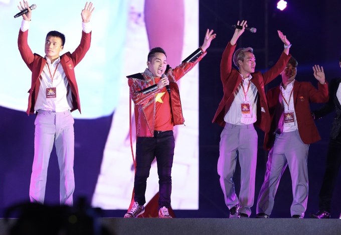 Những khoảnh khắc khi trở về Hà Nội của tuyển Olympic