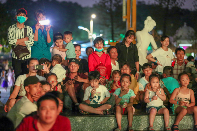 Người Sài Gòn chen chân xem bắn pháo hoa