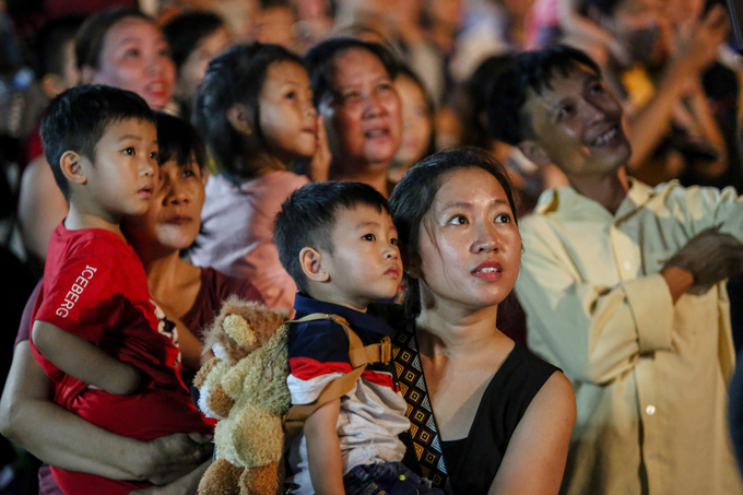 Người Sài Gòn chen chân xem bắn pháo hoa