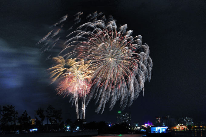 Người Sài Gòn chen chân xem bắn pháo hoa