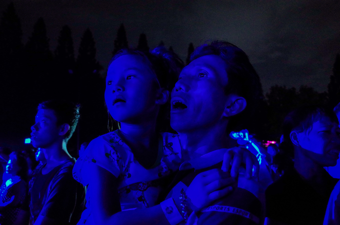 Người Sài Gòn chen chân xem bắn pháo hoa