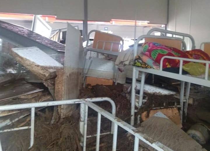 Thanh Hóa: Lặng bước trong bùn cáng thi thể ra khỏi dòng lũ