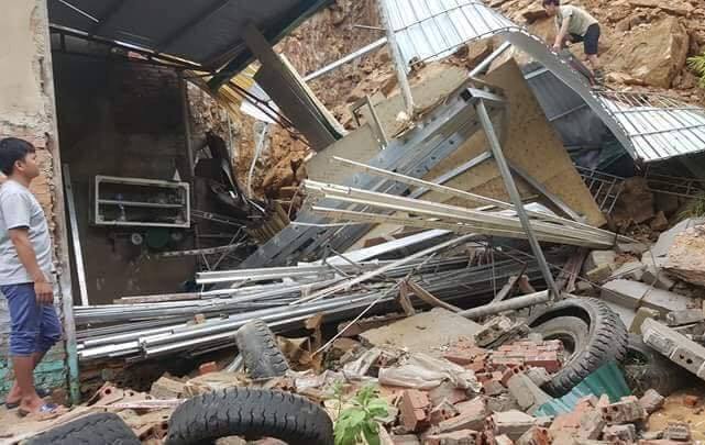 Thanh Hóa: Lặng bước trong bùn cáng thi thể ra khỏi dòng lũ