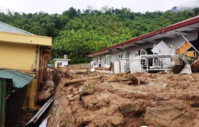 Thanh Hóa: Lặng bước trong bùn cáng thi thể ra khỏi dòng lũ