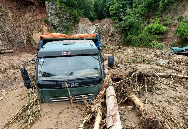 Thanh Hóa: Lặng bước trong bùn cáng thi thể ra khỏi dòng lũ
