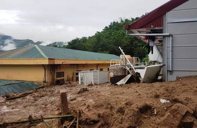 Thanh Hóa: Lặng bước trong bùn cáng thi thể ra khỏi dòng lũ