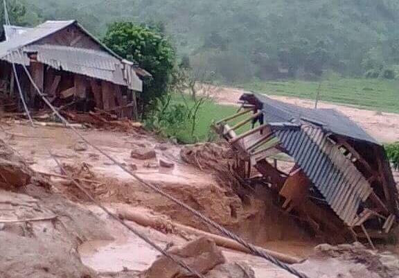 Thanh Hóa: Lặng bước trong bùn cáng thi thể ra khỏi dòng lũ