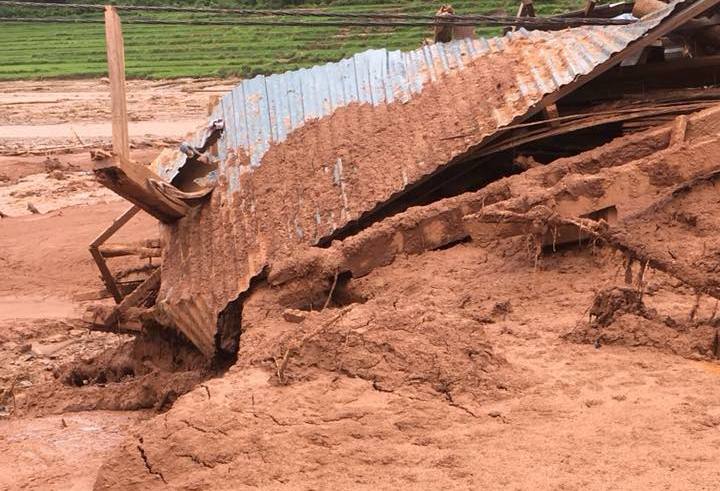 Thanh Hóa: Lặng bước trong bùn cáng thi thể ra khỏi dòng lũ