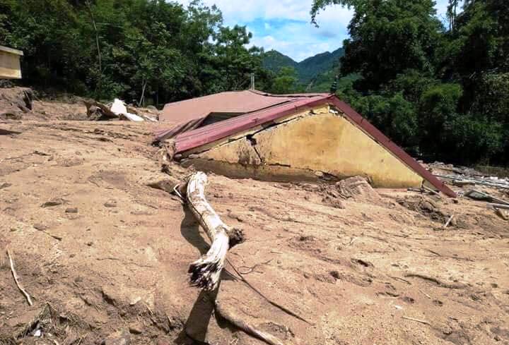 Thanh Hóa: Lặng bước trong bùn cáng thi thể ra khỏi dòng lũ