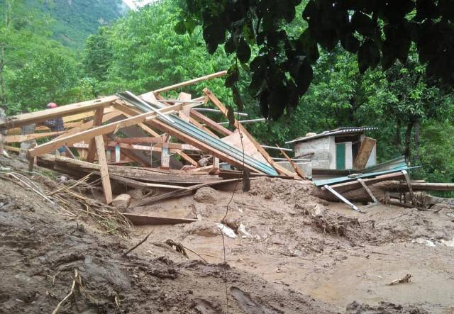 Thanh Hóa: Lặng bước trong bùn cáng thi thể ra khỏi dòng lũ