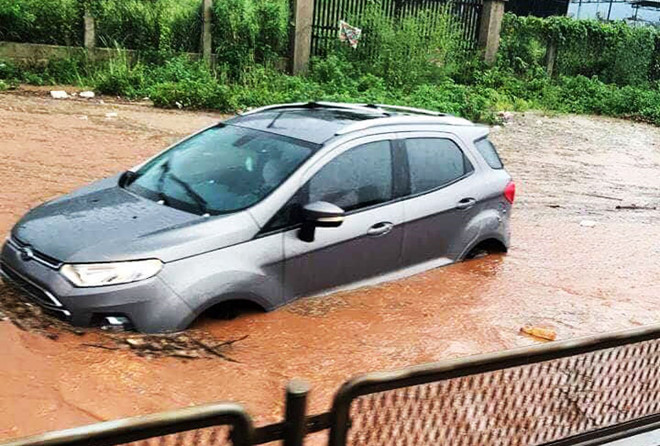 Quốc lộ 1 ngập sâu trong mưa, xe cộ ùn ứ ở Đồng Nai