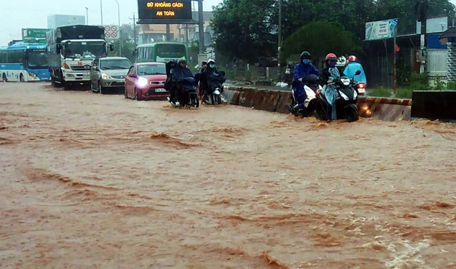 Quốc lộ 1 ngập sâu trong mưa, xe cộ ùn ứ ở Đồng Nai