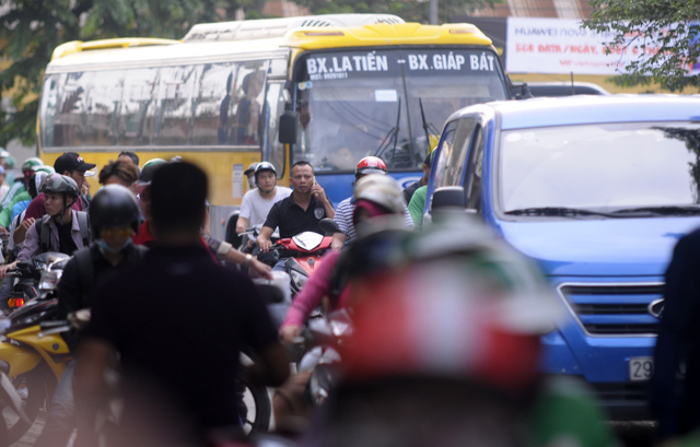 Ảnh: Sau lễ 2.9, người dân ùn ùn đổ về Hà Nội, giao thông hỗn loạn