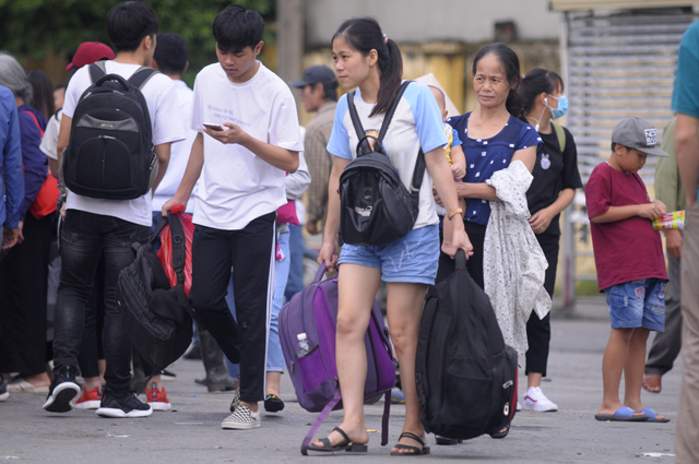 Ảnh: Sau lễ 2.9, người dân ùn ùn đổ về Hà Nội, giao thông hỗn loạn