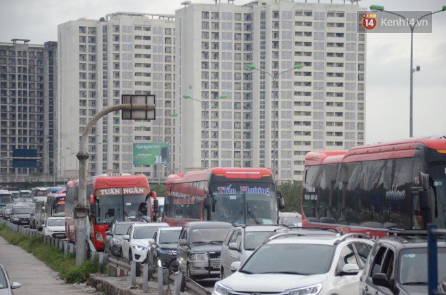 Kết thúc 3 ngày nghỉ lễ, người dân lỉnh kỉnh đồ đạc ùn ùn kéo về thành phố