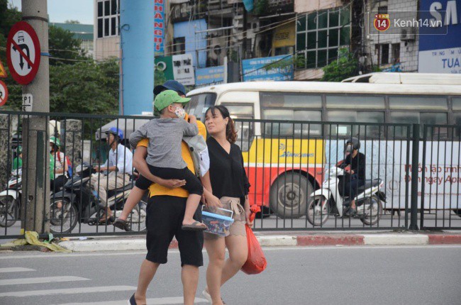 Kết thúc 3 ngày nghỉ lễ, người dân lỉnh kỉnh đồ đạc ùn ùn kéo về thành phố