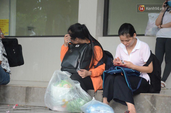 Kết thúc 3 ngày nghỉ lễ, người dân lỉnh kỉnh đồ đạc ùn ùn kéo về thành phố