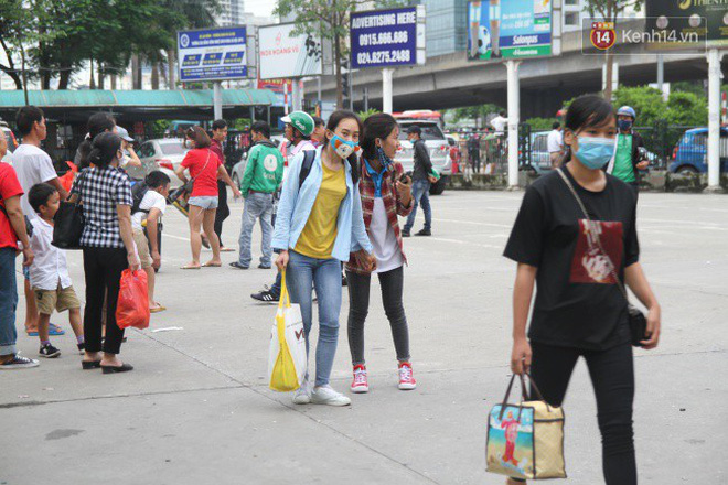 Kết thúc 3 ngày nghỉ lễ, người dân lỉnh kỉnh đồ đạc ùn ùn kéo về thành phố