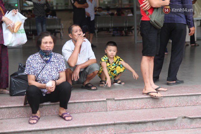 Kết thúc 3 ngày nghỉ lễ, người dân lỉnh kỉnh đồ đạc ùn ùn kéo về thành phố