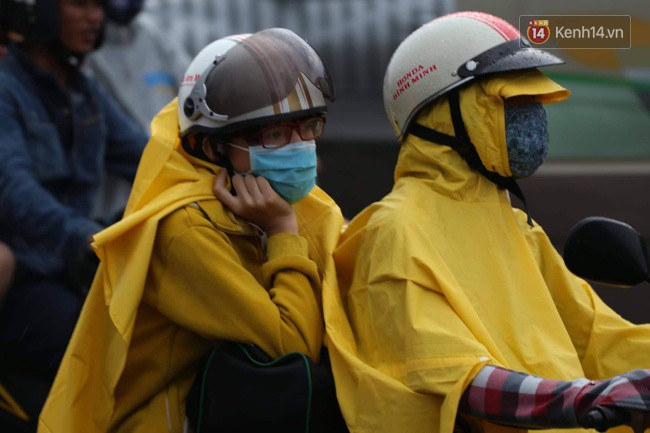 Kết thúc 3 ngày nghỉ lễ, người dân lỉnh kỉnh đồ đạc ùn ùn kéo về thành phố