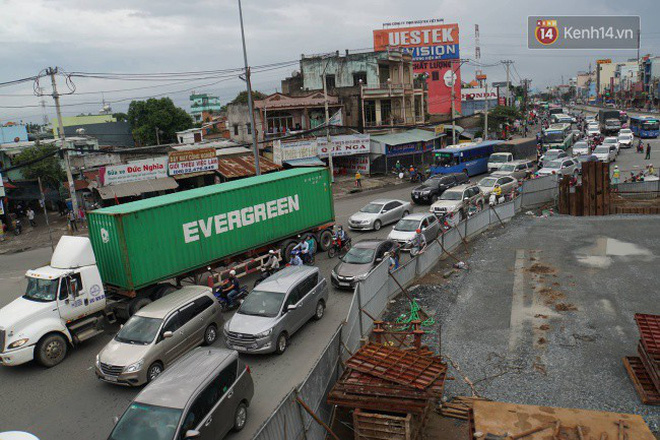 Kết thúc 3 ngày nghỉ lễ, người dân lỉnh kỉnh đồ đạc ùn ùn kéo về thành phố