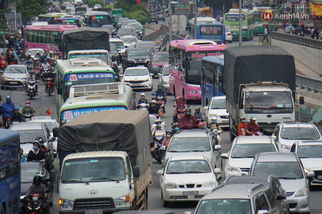 Kết thúc 3 ngày nghỉ lễ, người dân lỉnh kỉnh đồ đạc ùn ùn kéo về thành phố