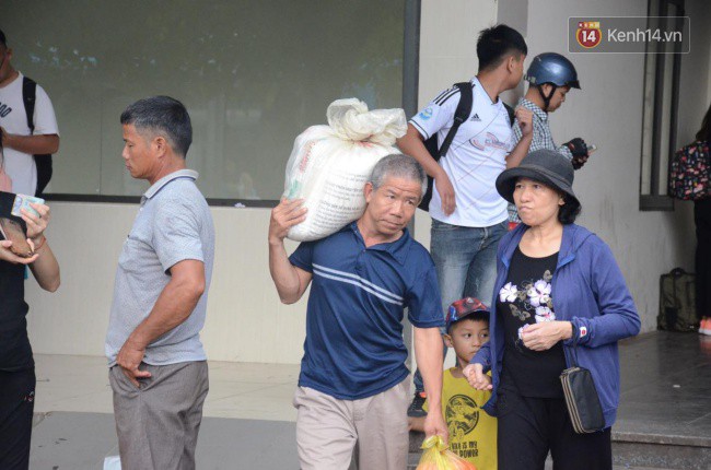 Kết thúc 3 ngày nghỉ lễ, người dân lỉnh kỉnh đồ đạc ùn ùn kéo về thành phố