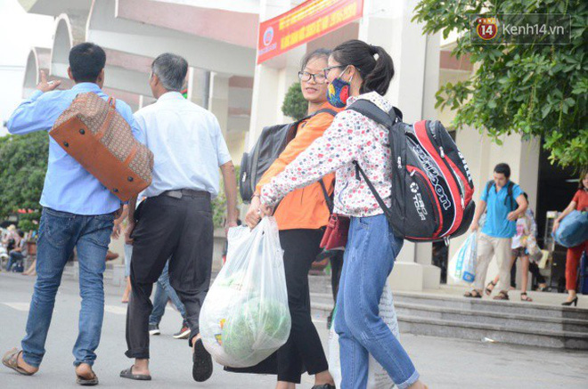 Kết thúc 3 ngày nghỉ lễ, người dân lỉnh kỉnh đồ đạc ùn ùn kéo về thành phố