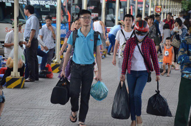 Kết thúc 3 ngày nghỉ lễ, người dân lỉnh kỉnh đồ đạc ùn ùn kéo về thành phố