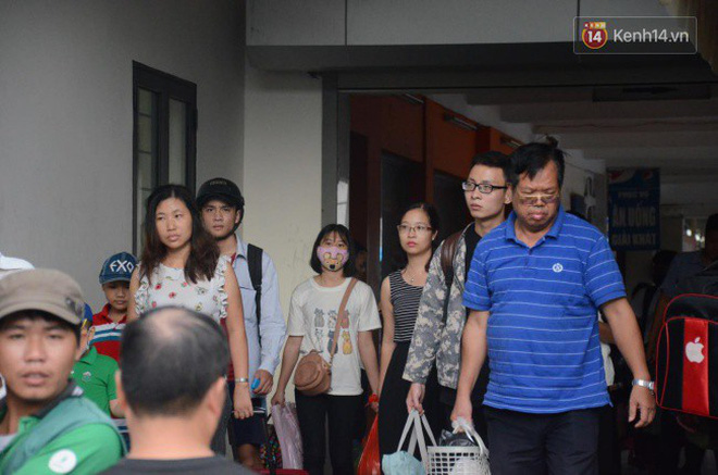 Kết thúc 3 ngày nghỉ lễ, người dân lỉnh kỉnh đồ đạc ùn ùn kéo về thành phố