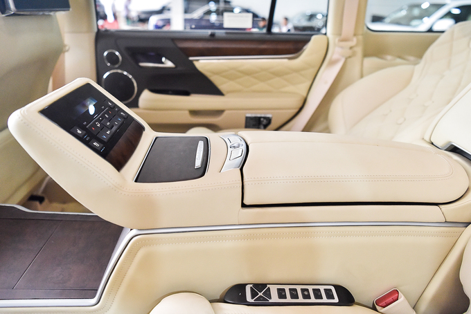 Lexus LX 570 phiên bản 4 chỗ của Dubai tại Việt Nam