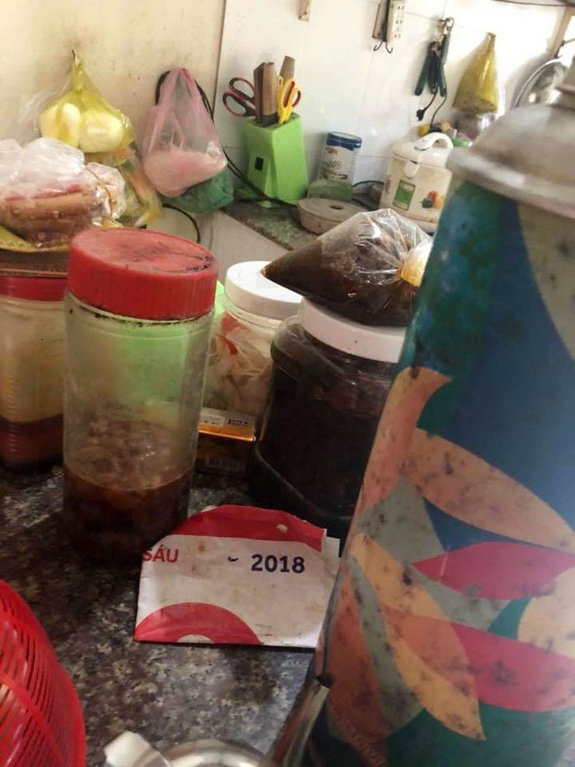 Ngày nghỉ lễ về quê chồng biến thành ngày hành xác vì mẹ chồng quá bẩn: Bát mấy ngày không rửa, bếp ngập cặn mỡ ngàn năm