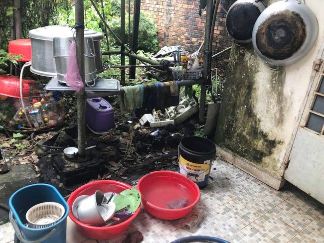 Ngày nghỉ lễ về quê chồng biến thành ngày hành xác vì mẹ chồng quá bẩn: Bát mấy ngày không rửa, bếp ngập cặn mỡ ngàn năm