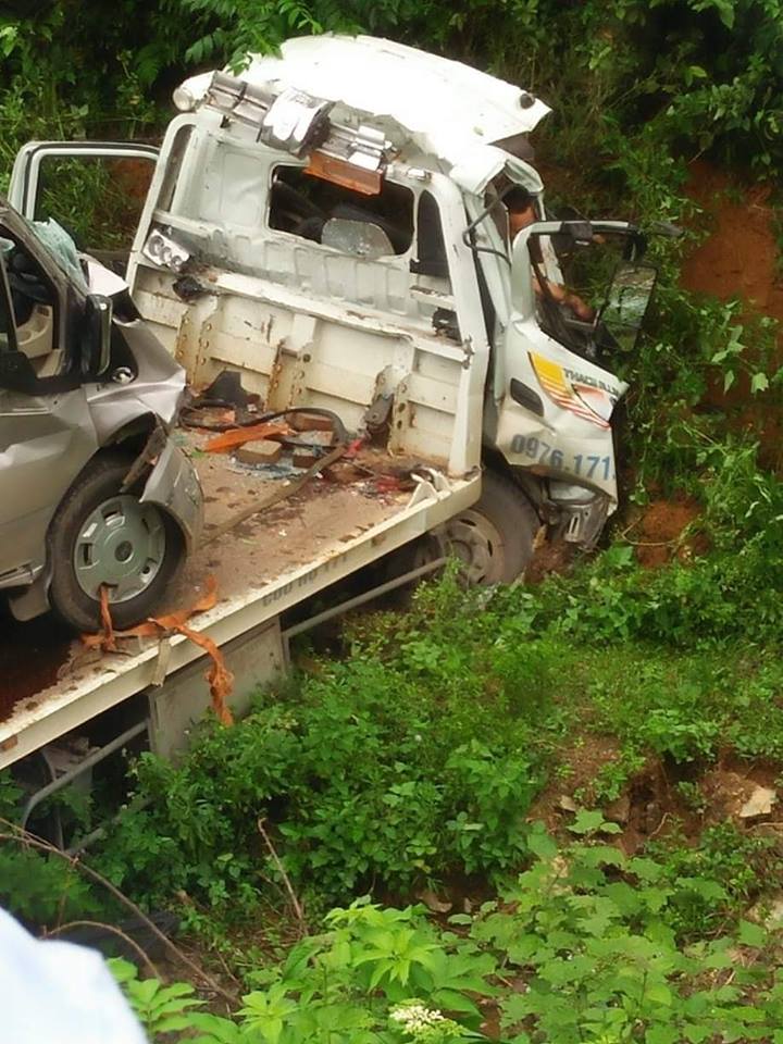 Xe tải lao xuống vực tại đèo Thung Khe, 2 người tử vong