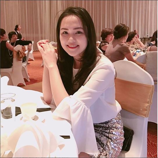 Nhan sắc kẹo ngọt, gia thế giàu có của Quỳnh Anh - cô gái khiến Duy Mạnh đang dự lễ mừng công vẫn tranh thủ ra gặp mặt