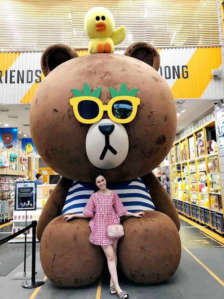 Nhan sắc kẹo ngọt, gia thế giàu có của Quỳnh Anh - cô gái khiến Duy Mạnh đang dự lễ mừng công vẫn tranh thủ ra gặp mặt