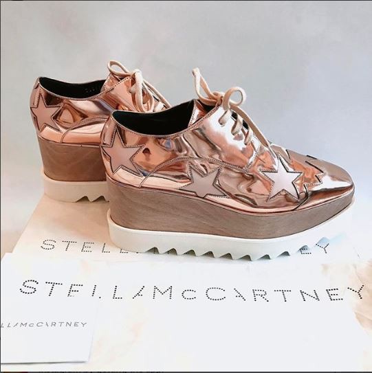 Nhan sắc kẹo ngọt, gia thế giàu có của Quỳnh Anh - cô gái khiến Duy Mạnh đang dự lễ mừng công vẫn tranh thủ ra gặp mặt