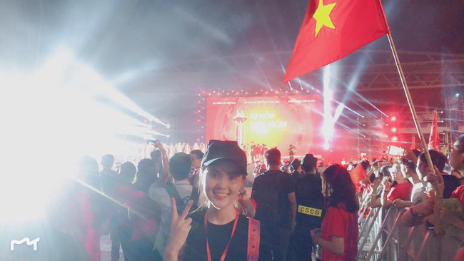 Nhan sắc kẹo ngọt, gia thế giàu có của Quỳnh Anh - cô gái khiến Duy Mạnh đang dự lễ mừng công vẫn tranh thủ ra gặp mặt