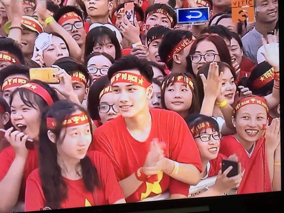 Đi xem mừng công ở Mỹ Đình, cổ động viên đẹp trai chiếm spotlight trên truyền hình