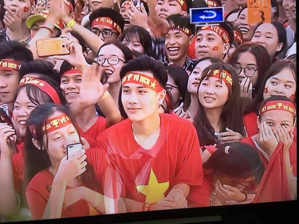 Đi xem mừng công ở Mỹ Đình, cổ động viên đẹp trai chiếm spotlight trên truyền hình