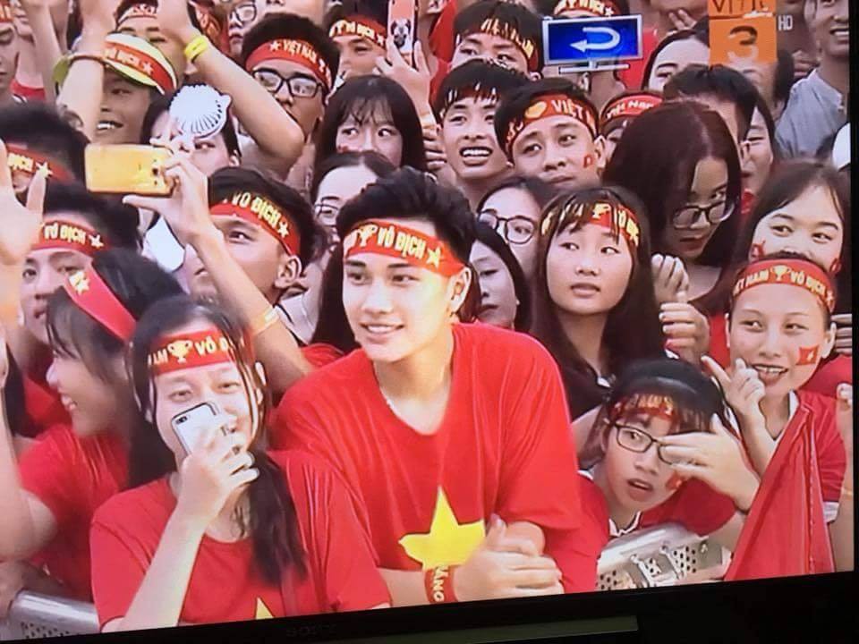 Đi xem mừng công ở Mỹ Đình, cổ động viên đẹp trai chiếm spotlight trên truyền hình