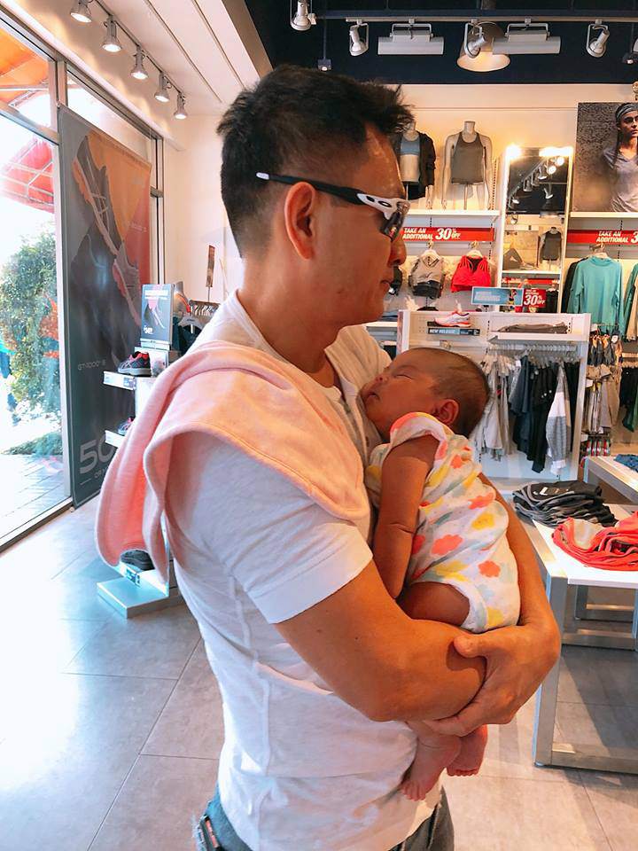 Qua 1 bức ảnh, chồng Thanh Thảo bị người thân bắt lỗi chăm con sơ sinh sai cách