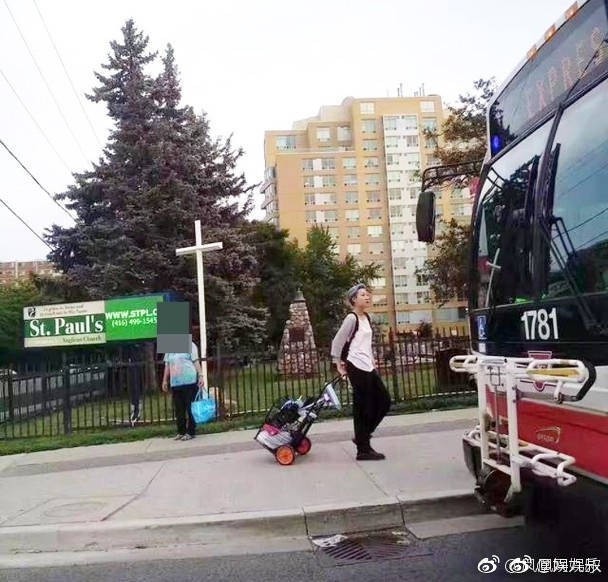 Bạn gái đồng tính xác nhận đính hôn với con rơi Thành Long, cả 2 cùng làm chủ studio chụp ảnh